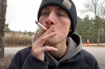 Лечение зависимости от табакокурения в городе Борзя Мужчина с сигаретой делает затяжку